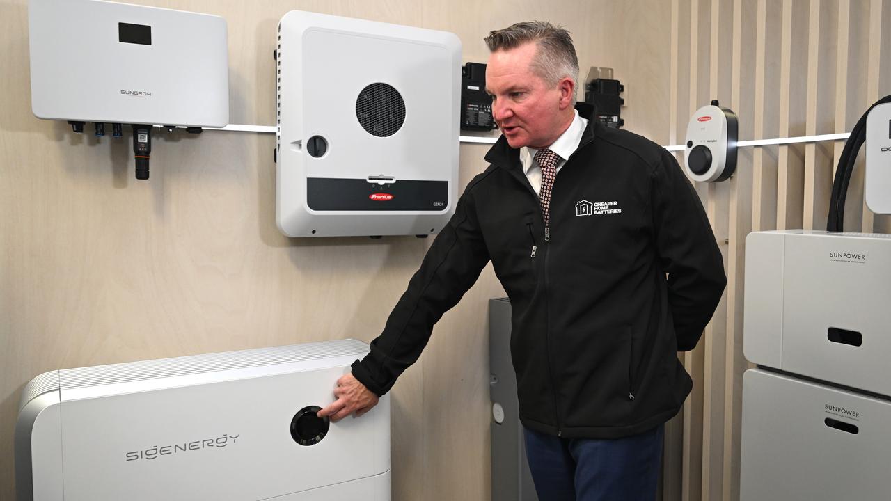 Energy Minister Chris Bowen looks at a home battery system