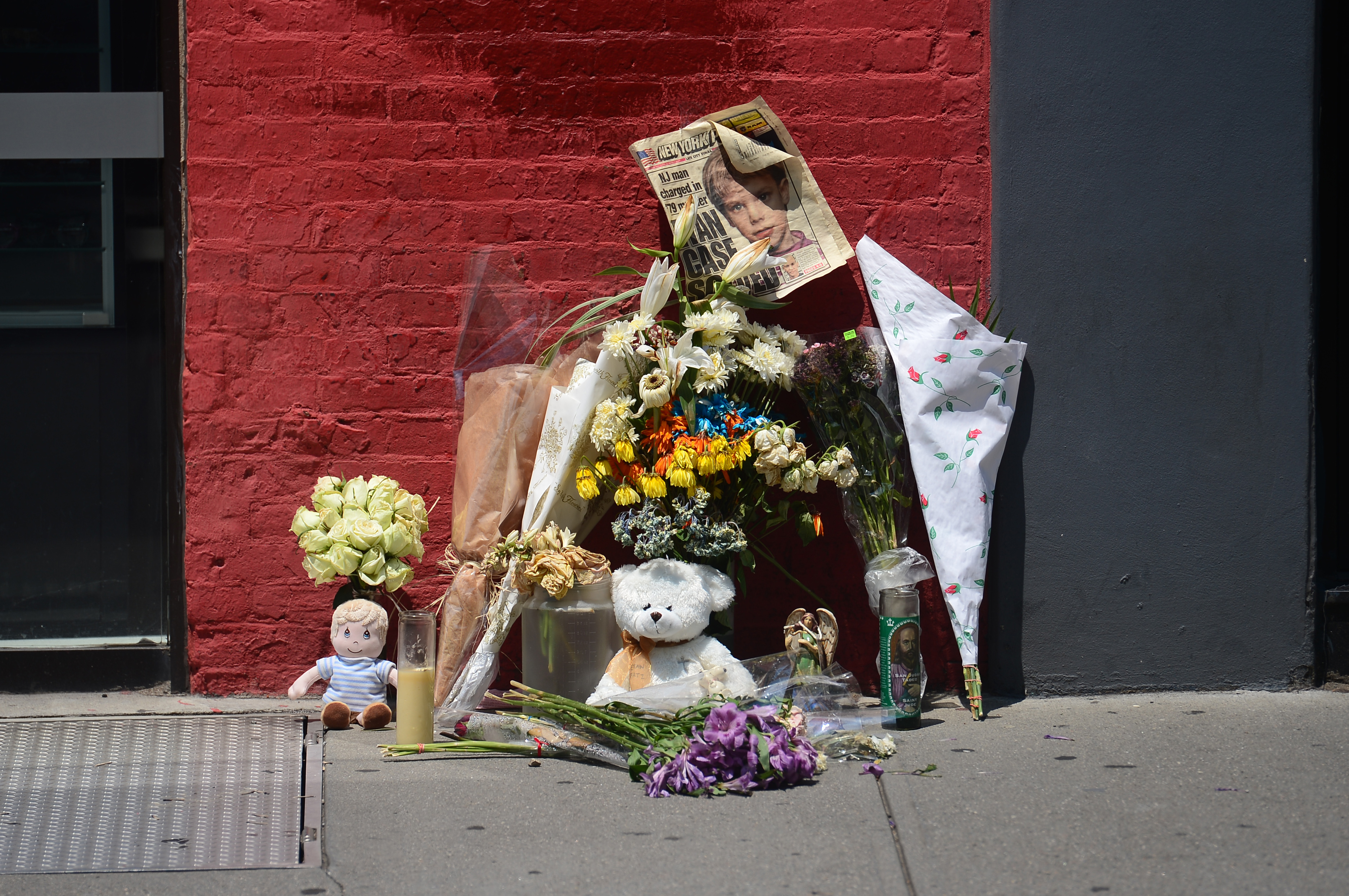 A street shrine to six-year-old Etan Pat A street shrine to six-year-old Etan Patz, who disappeared 33 years ago, is set in front of the building where suspect Pedro Hernandez confessed to have strangled the boy in New York on May 29, 2012.