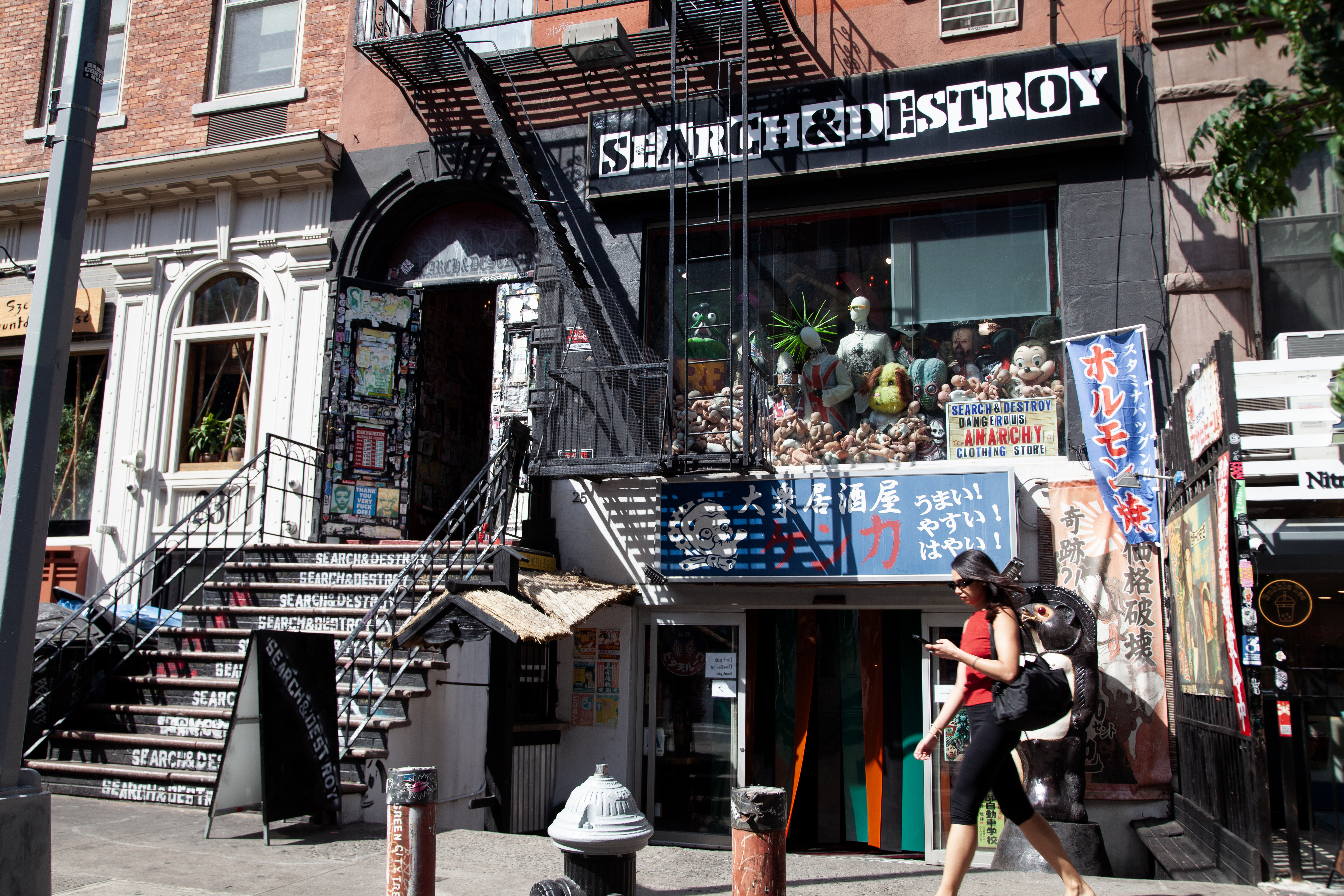 The exterior of Search and Destroy and Kenka.