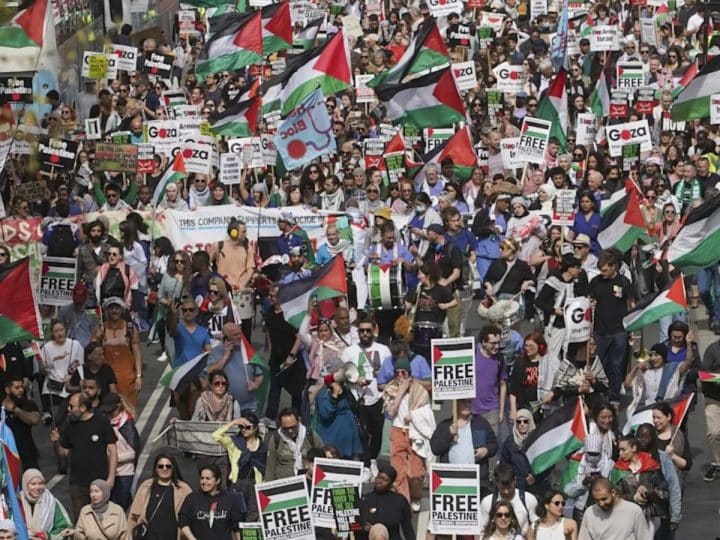 Image from Palestine protests in London. A large crowd with many Palestinian flags and placards