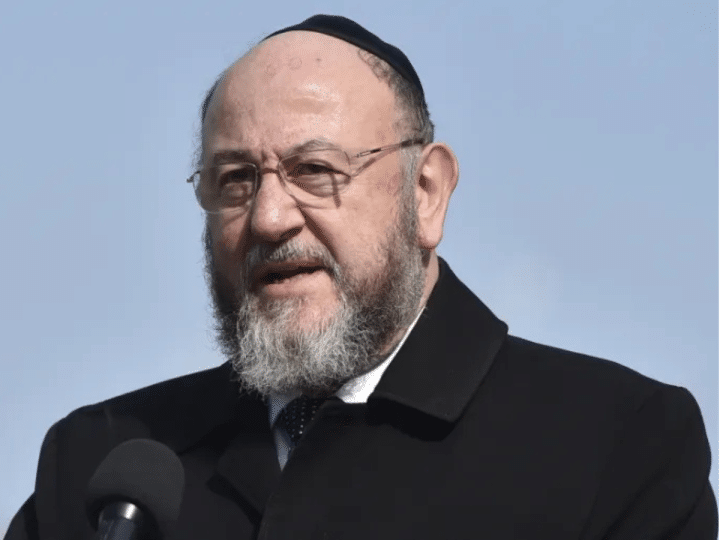 Ephraim Mirvis speaking outside in May 2019 wearing a smart coat