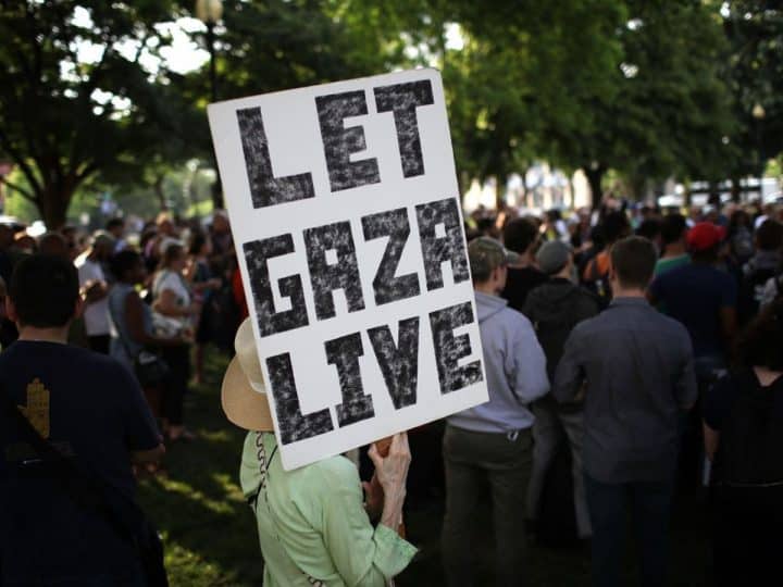 At the Great March for Gaza 2026 someone holds a placard saying 'Let Gaza Live'