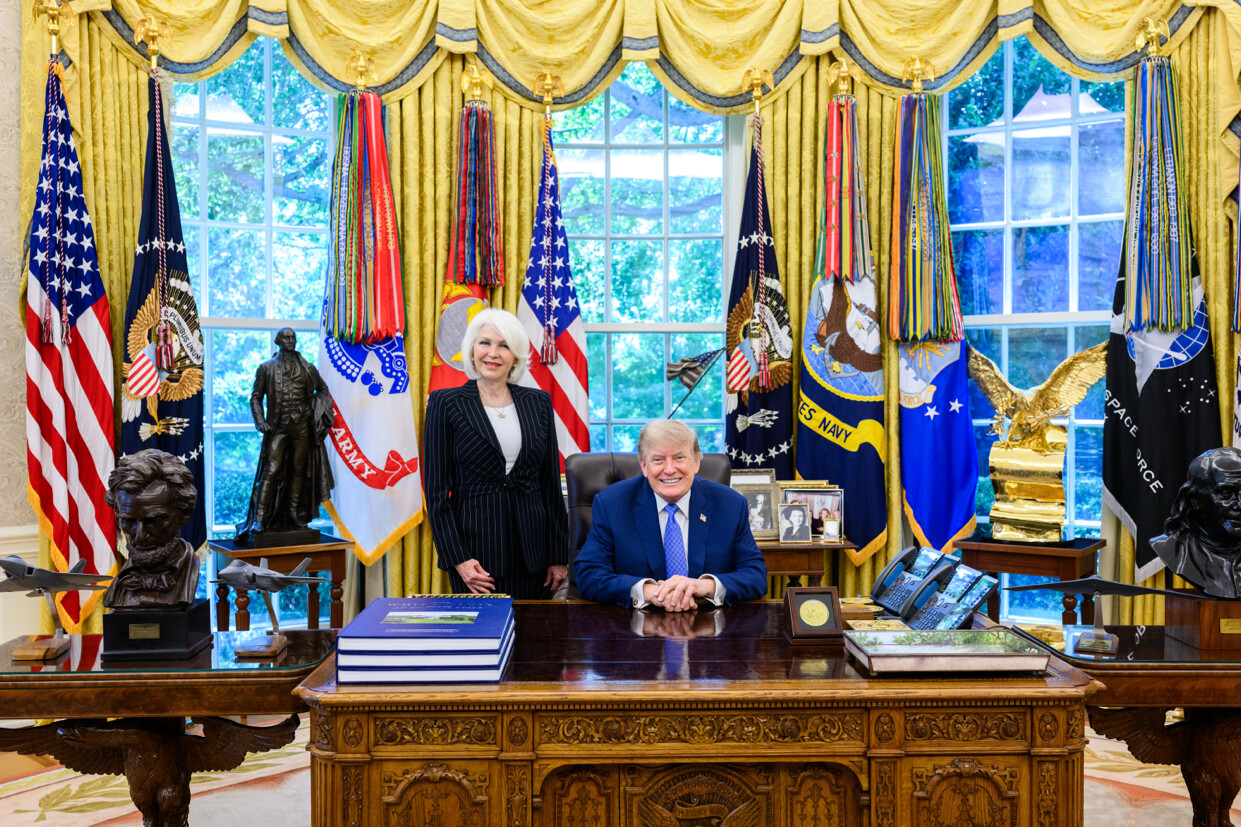 Tina Peters poses with President Trump in the Oval Office