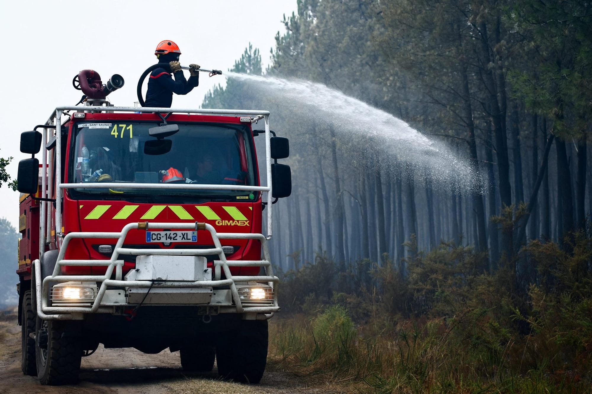 News Wrap: French firefighters battle massive wildfire