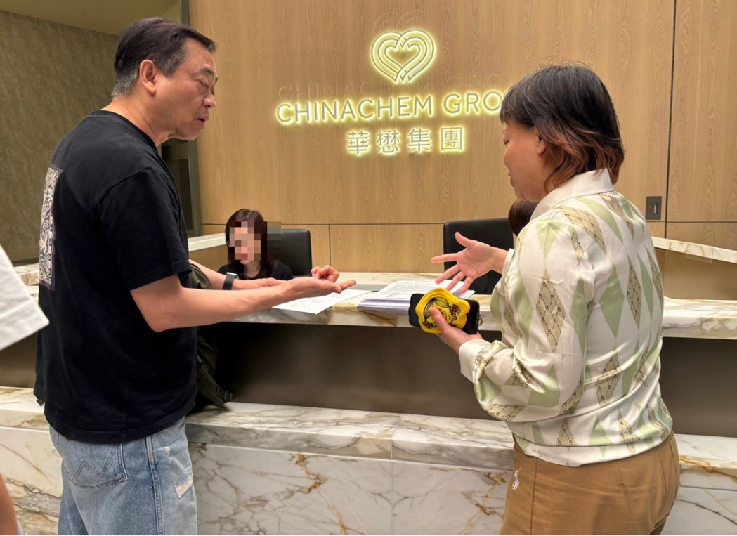 Wang Fuk Court resident Jason Kong (left), one of the petition organisers, delivers their demand and the handwritten signatures to Hop On Management, a subsidiary of real estate giant Chinachem Group, on April 29, 2026. Photo: Supplied.