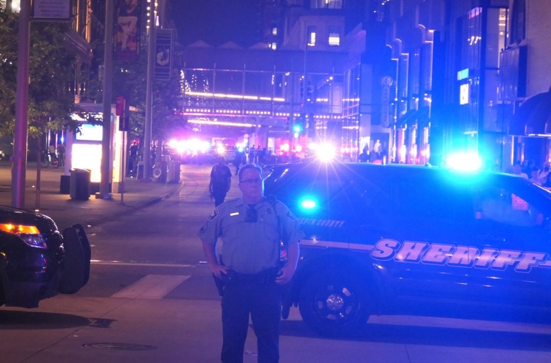 Police block off a road in downtown Minneapolis after a police pursuit of a man on suspicion of homicide. Last yearβs decline in the homicide rate among more than 30 cities was widespread but not universal; Minneapolis was among four cities with rates above their 2019 levels, according to a recent report. (Photo by Max Nesterak/Minnesota Reformer)
