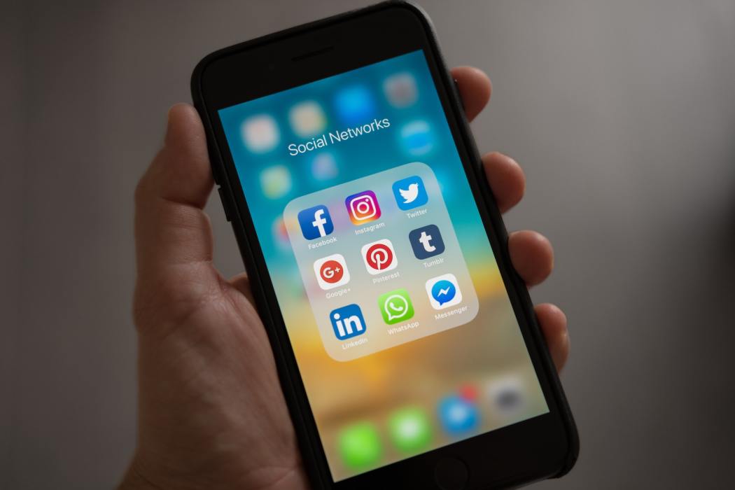 social media apps smartphone instagram twitter facebook