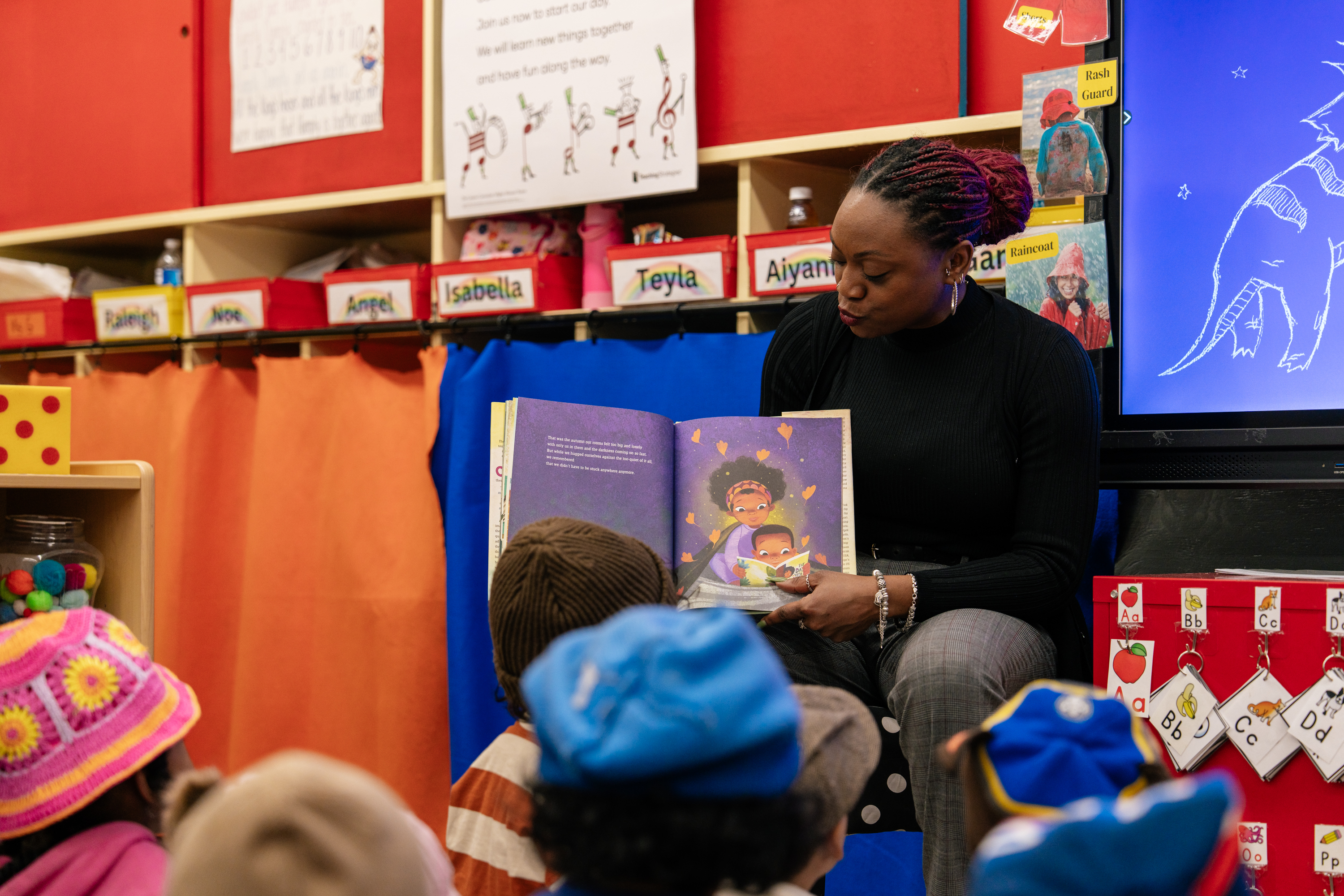 Former Deputy Chancellor of Early Childhood Education Simone Hawkins reads to students at PS34M.