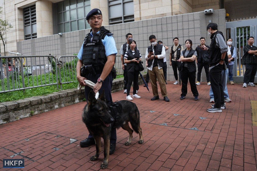 Hong Kong police set up a cordon outside the West Kowloon Law Courts Building on August 21, 2026, ahead of the verdict hearing of the trial of two Tiananmen vigil activists Chow Hang-tang and Lee Cheuk-yan on national security charges. Photo: Kyle Lam/HKFP.