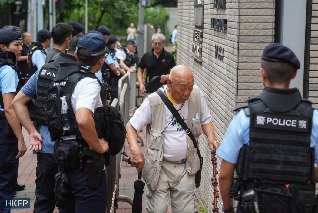 Hong Kong police set up a cordon outside the West Kowloon Law Courts Building on August 21, 2026, ahead of the verdict hearing of the trial of two Tiananmen vigil activists Chow Hang-tang and Lee Cheuk-yan on national security charges. Photo: Kyle Lam/HKFP.