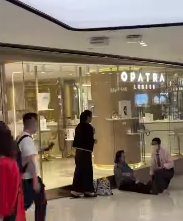Online video shows a woman sitting down in front of the Opatra London Shatin branch in August , 2026. Photo: Screenshot via Thread.