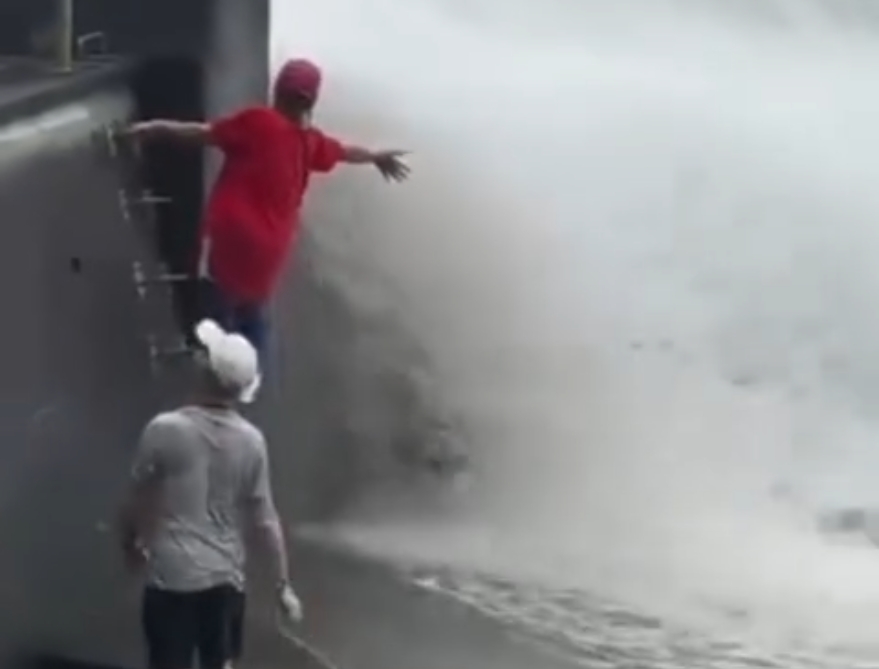 A pair of hikers enter Ho Pui Reservoir's spillway for photo. Photo: Screenshot, via Threads.